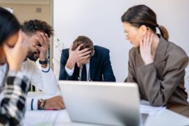 Equipe corporativa enfrentando dificuldades no planejamento de vendas e operações durante reunião estratégica