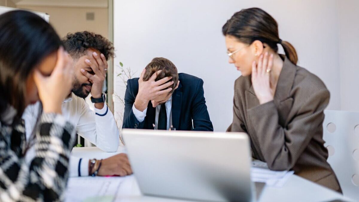 Equipe corporativa enfrentando dificuldades no planejamento de vendas e operações durante reunião estratégica